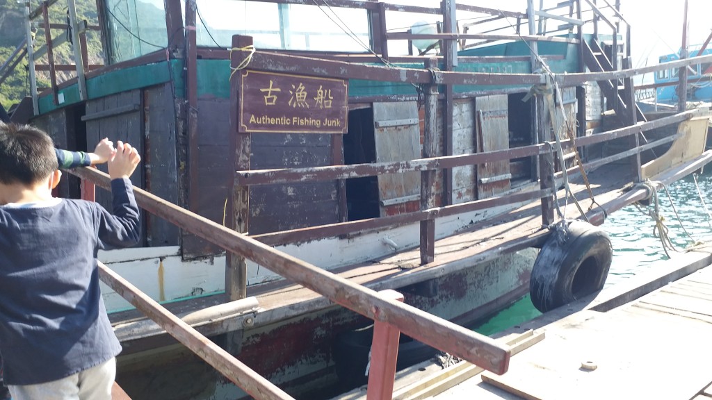 立即走上古漁船，窺探昔日漁民的生活。