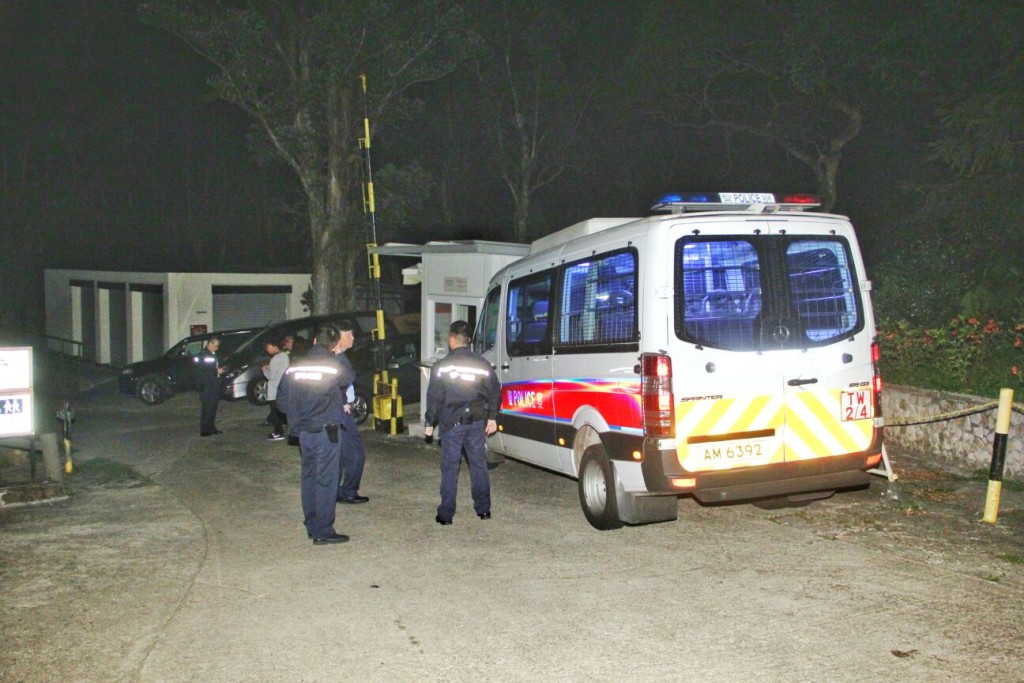 大批消防、警方及民安队员登山进行搜索。