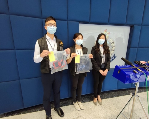 警方展示檢獲的證物。梁國峰攝