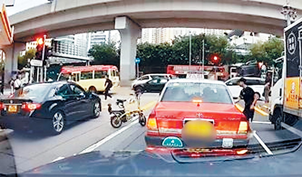 網上截圖可見一名黑衫男子發難落車走向的士司機位，打開車門與司機理論，更疑似欲拉出司機「肉搏」。