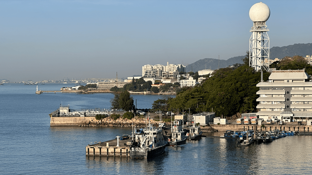 事主被搜救人员救起后送往水警西分区大榄行动基地，其后证实死亡。资料图片