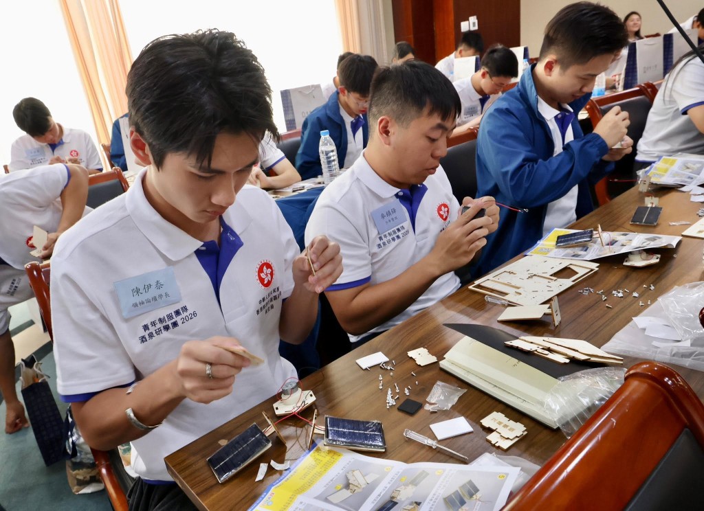 学员更亲手组装卫星模型，借此认识精密卫星的组成结构。保安局FB图片
