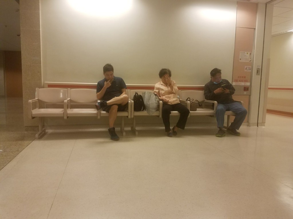 男傷者親友在醫院守候。