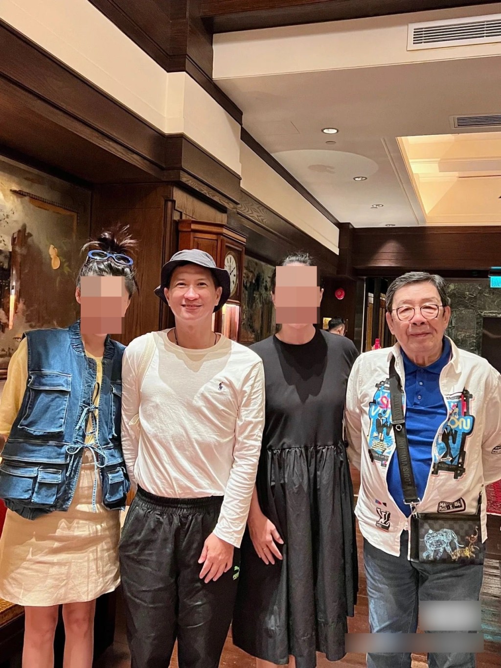 张家辉（左二）早前相约胡枫（右）饭聚被网民捕获。