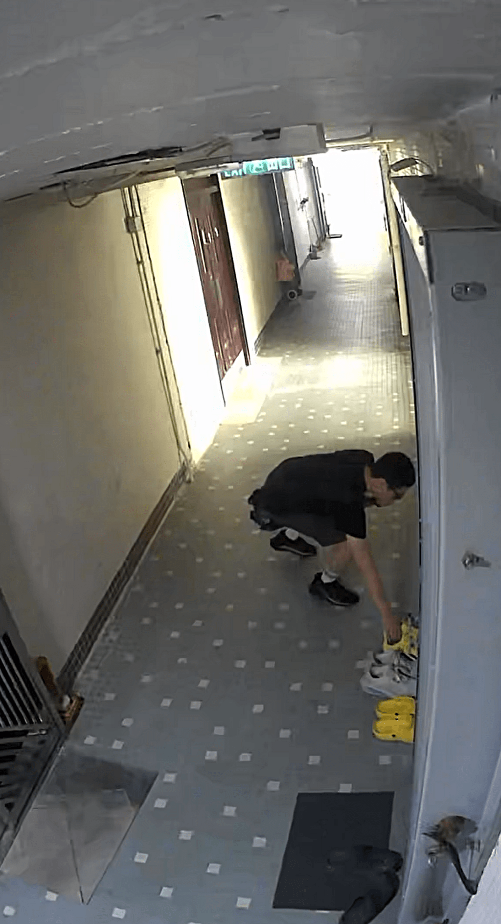 怪男取走住客女裝波鞋。fb：西貢將軍澳討論區