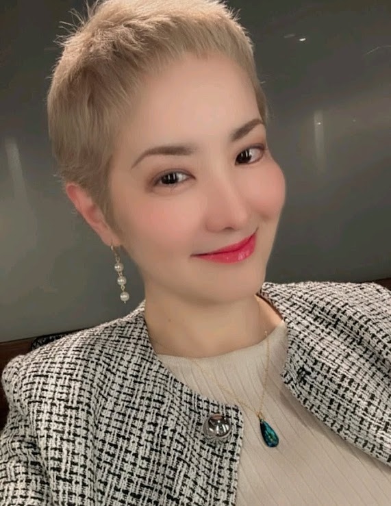 希良梨笑着大晒新髮型,坦言很久沒有這樣大笑了! 希良梨笑着大晒新髮型,坦言很久沒有這樣大笑了!