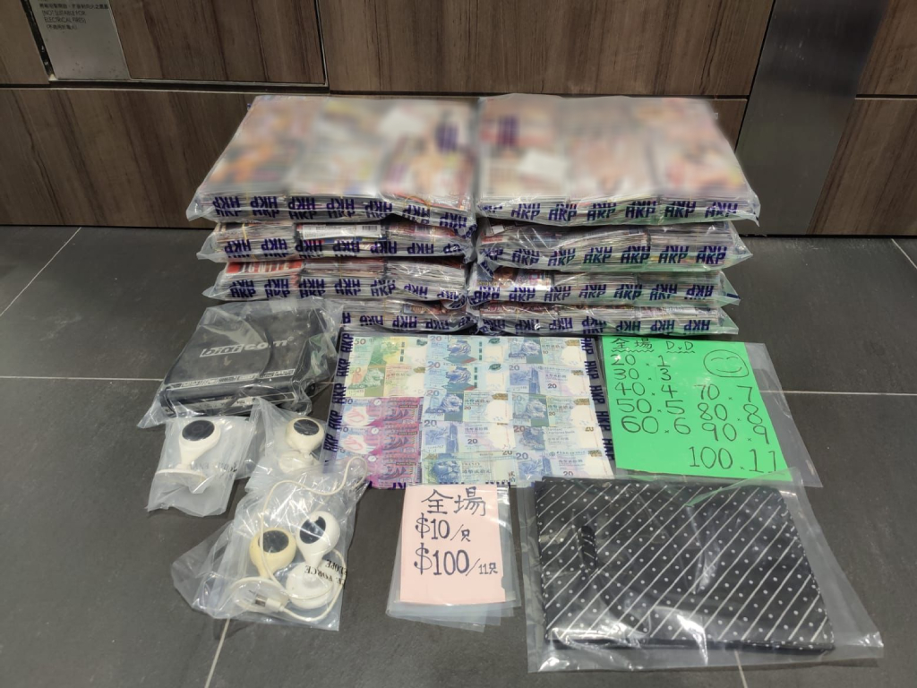 檢走的色情光碟共值36萬元。警方圖片