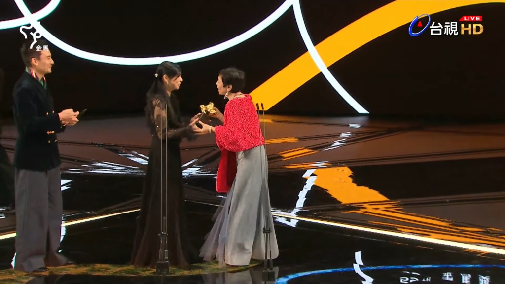 张艾嘉去年凭《灯火䦨珊》在台湾金马奬大热封后。