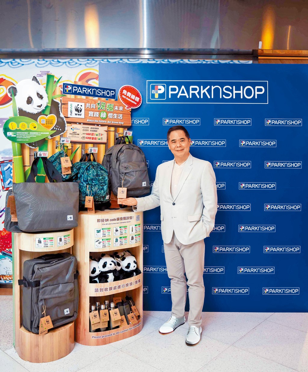 百佳超級市場董事總經理任良安先生親自介紹「世界自然基金會WWF FOR THE FUTURE綠色生活用品系列」。