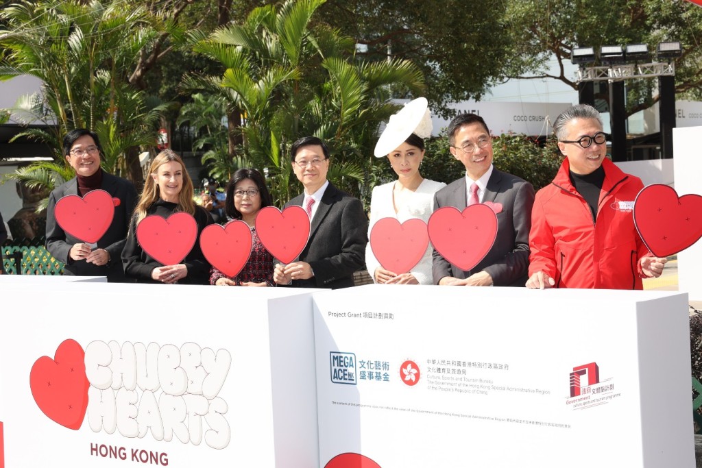 劉嘉玲情人節當日到中環出席一個巨型紅心設計裝置揭幕活動。