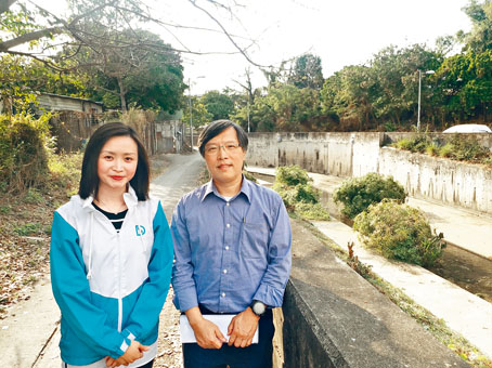 渠務署葉沛璣（左）指，署方近年的河道改善工程，目標改善河道生態系統，增加生物多樣化。旁為理大韋永康。
　　