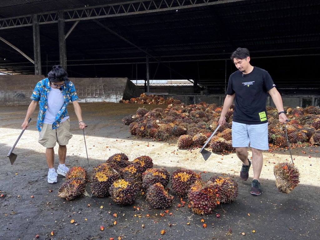 兩人做苦力賺錢，成為這次旅程的重點。