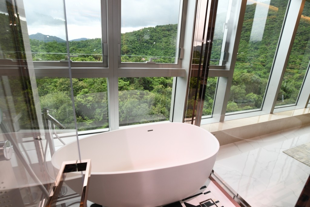 套浴設有大窗，可邊望着窗外翠綠景致，邊享受浸浴。