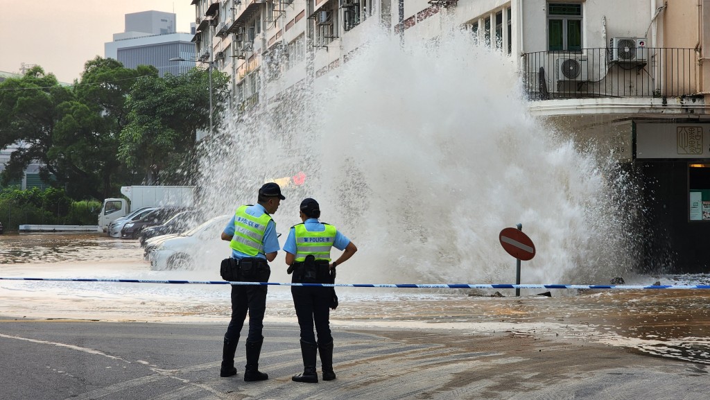 警员在场封路。黄文威摄