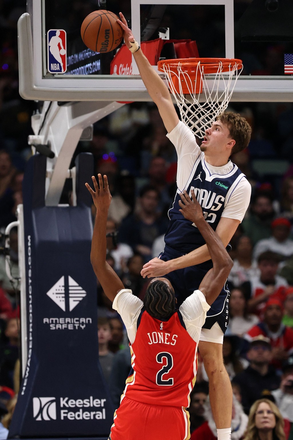 鍾斯(紅衫)今仗得到9分2籃板4助攻。AFP 鍾斯(紅衫)今仗得到9分2籃板4助攻。AFP