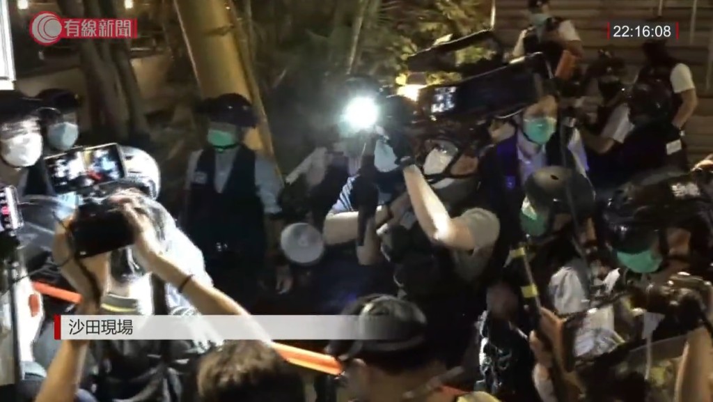 一名自稱區議員男子與警員口角。有綫截圖