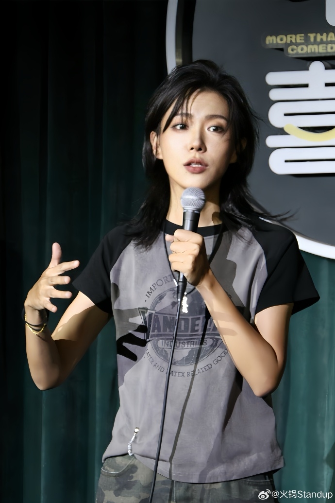 前女警、棟篤笑演員「火鍋」自爆執勤遭水槍射私處。 微博