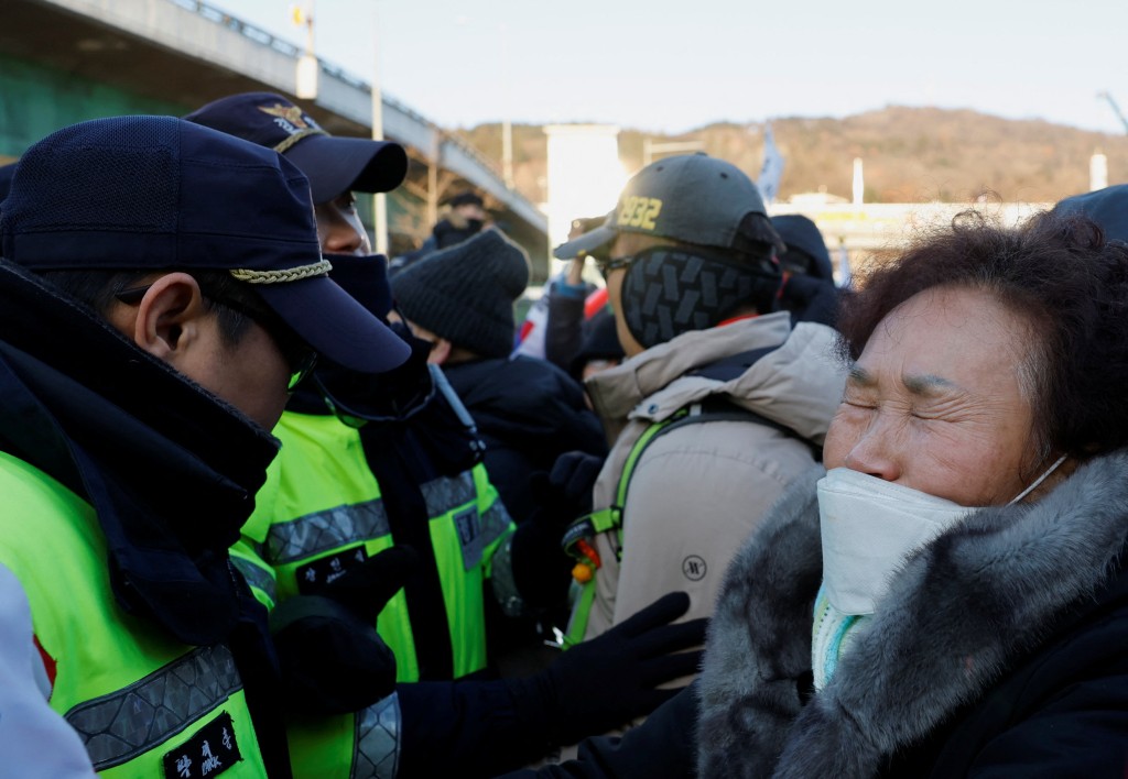 公調處執行逮捕令時，尹錫悅支持者與警方發生激烈衝突。路透社
