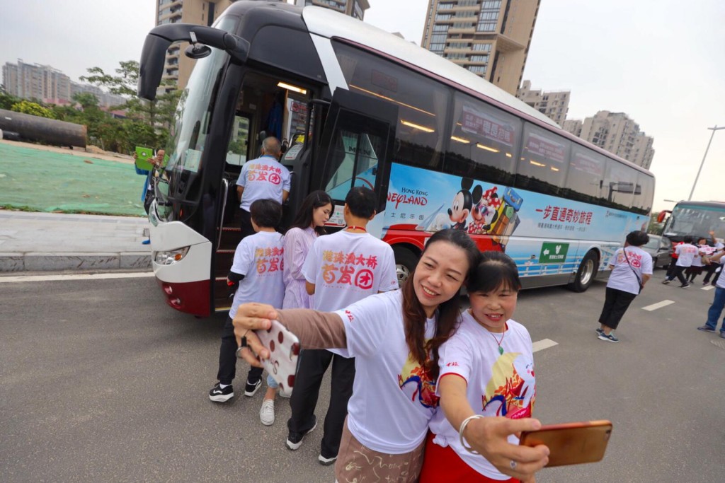迪士尼首發團50人經大橋直達樂園。
