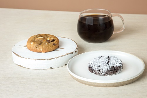 Blue Bottle Coffee聯乘Baked Indulgence獨家推出四款節日限定曲奇，圖中兩款Chocolate Crinkles及White Chocolate Cranberry Cookie在赤柱市集有售。