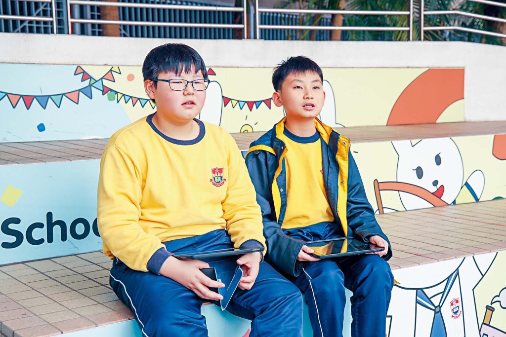 （左起）六年級學生林藝航與陳榮軒皆是熱愛編程的校隊主力，具有豐富的參賽經驗。對這兩位「編程老手」而言，自動灑水系統須測試三次才成功，竟然覺得「次數太多」，足見他們對效率與精準度的自我要求極高。