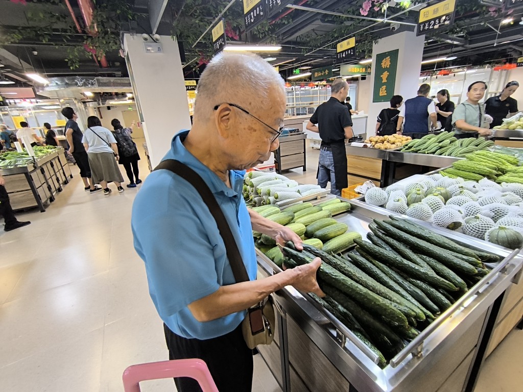 港人陳先生表示，相同品種的青瓜在香蓮街市購買比香港便宜很多。 黃少君攝