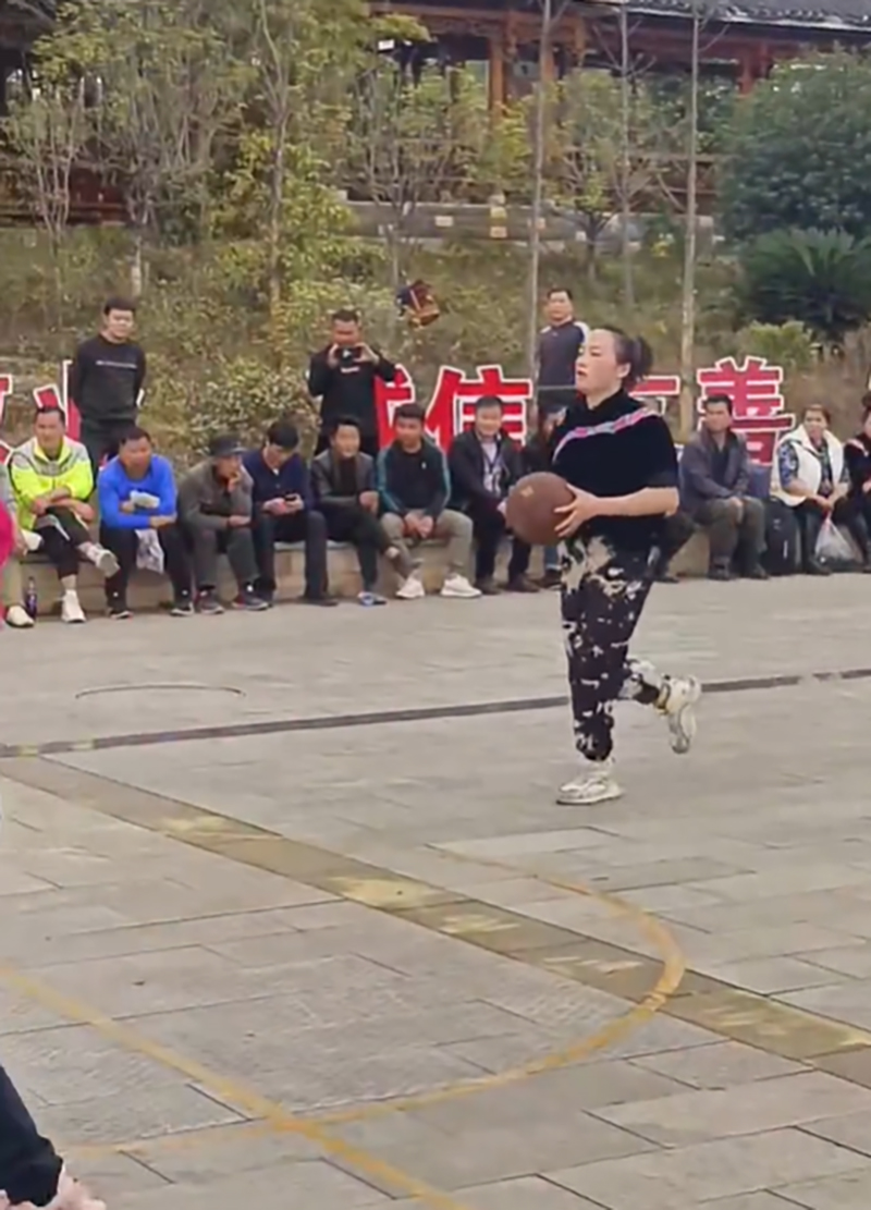 貴州一場農村「村BA」籃球比賽的視頻在網上受得很多網友的關注。 網片截圖