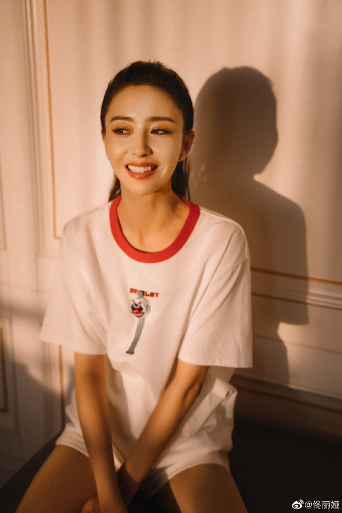 佟麗婭於0時01秒貼上自己的照,留言「按時長大」。