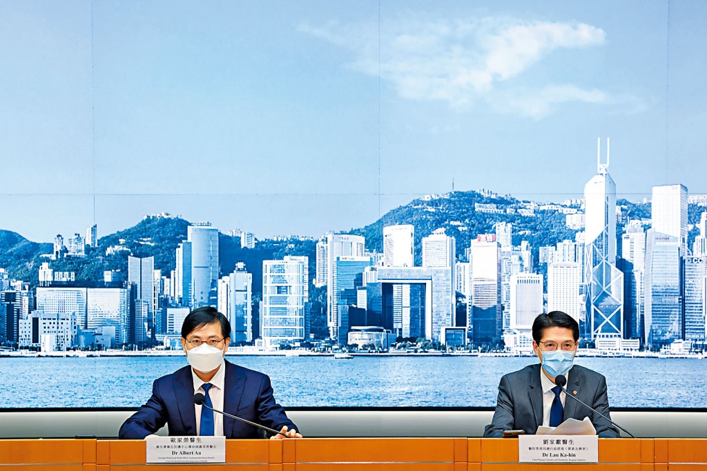 歐家榮(左)表示,未能找到源頭不明個案與高危地方工作人士的關連,爆發風險存在。