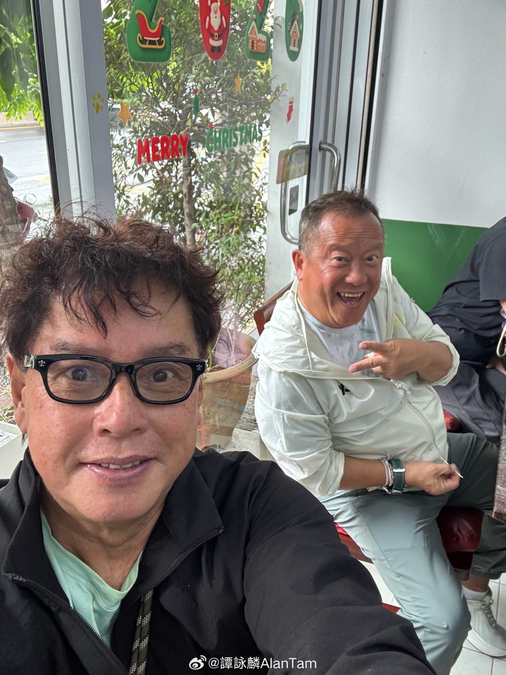 譚詠麟與曾志偉兩家原來是世交,二人小時候已一起踢波。 譚詠麟與曾志偉兩家原來是世交,二人小時候已一起踢波。