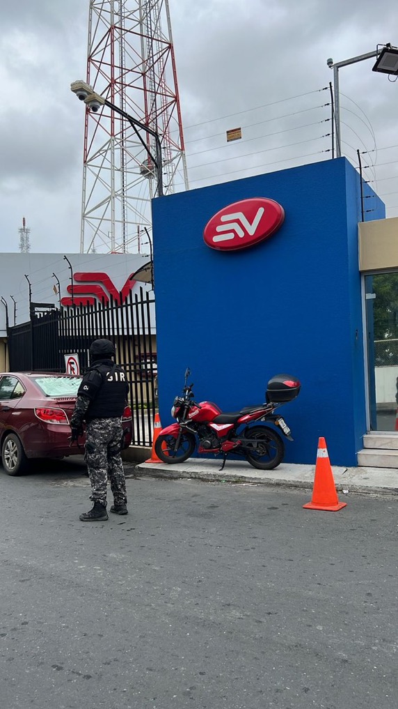 厄瓜多尔民营电视台Ecuavisa记者收炸弹信。 厄瓜多尔国家警察总司令Twitter官方帐号