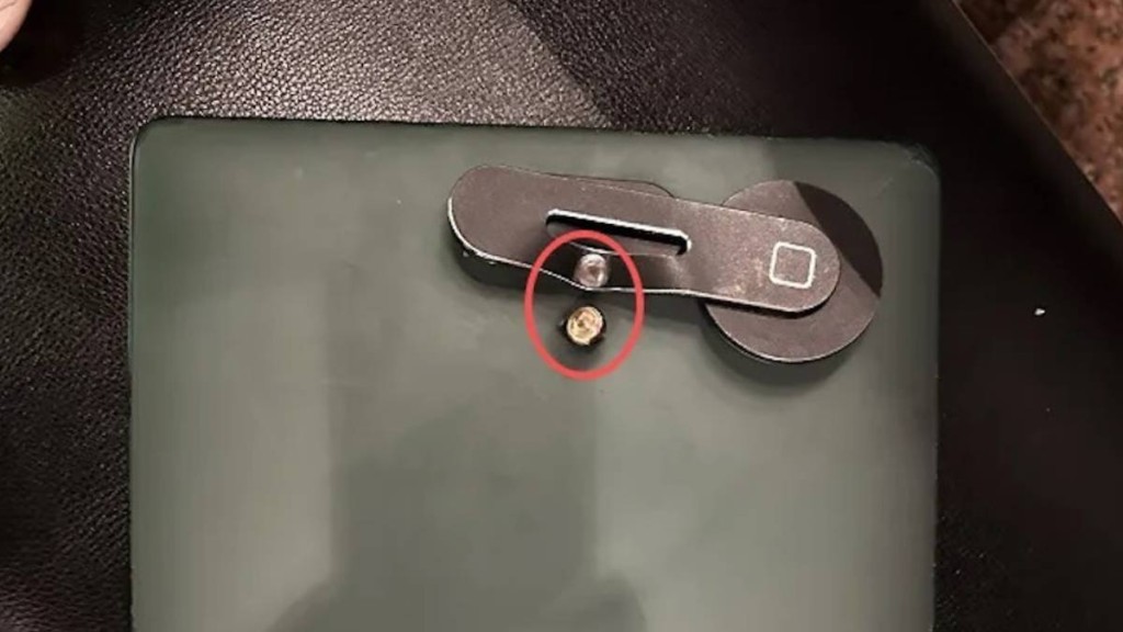劉先生在巴西遇劫被槍擊，幸被背包內的筆電擋下子彈無受傷。騰訊熱問