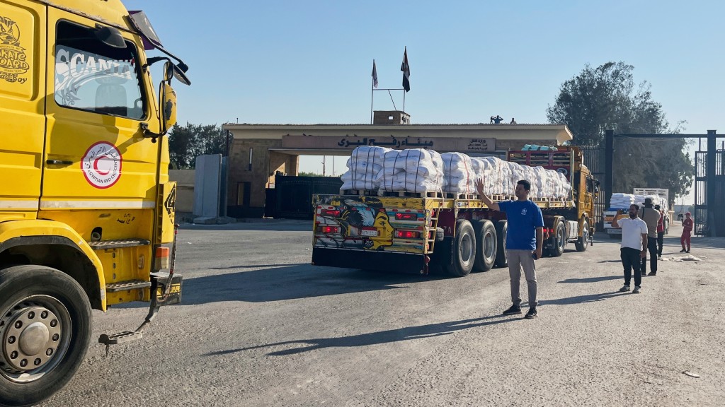 運載救援物資的車輛從埃及經拉法進入加沙。 美聯社