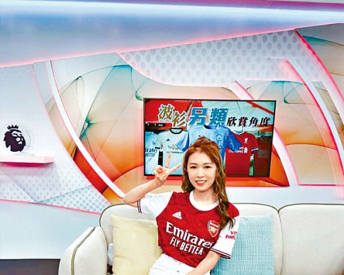 張嘉殷於直播時見愛隊被蹂躪仍忍痛分析比賽。