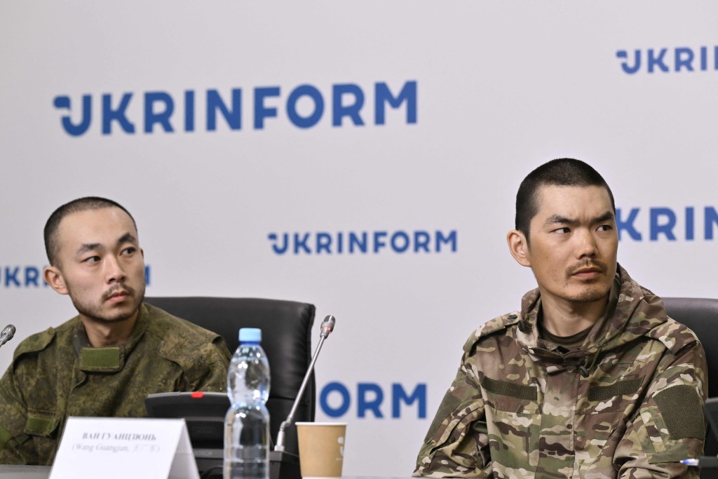 2人在記者會上以中文發言。法新社