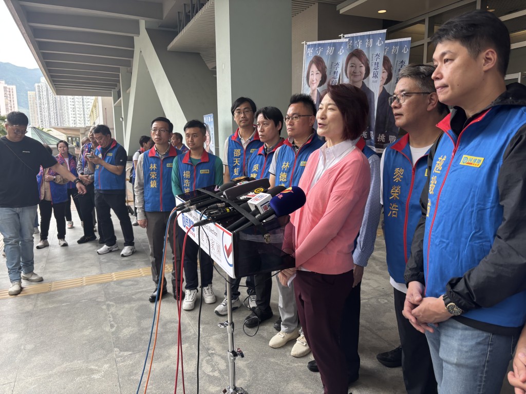 兼全國人大常委的民建聯議員李慧琼報名參選在九龍中選區，爭取連任。