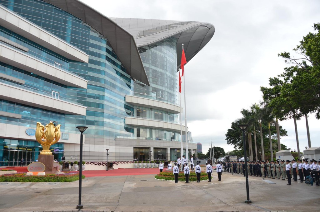 嘉宾在会展3楼大会堂通过电视屏幕观看升旗仪式。