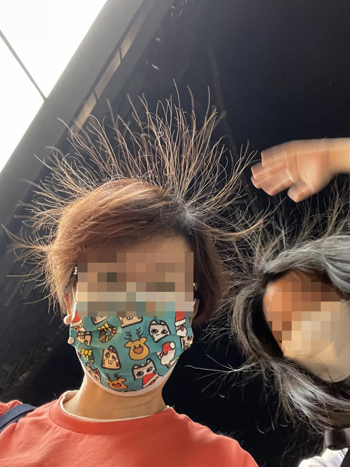 相片看到該女網民及其女兒，一堆頭髮「升起」的奇景。