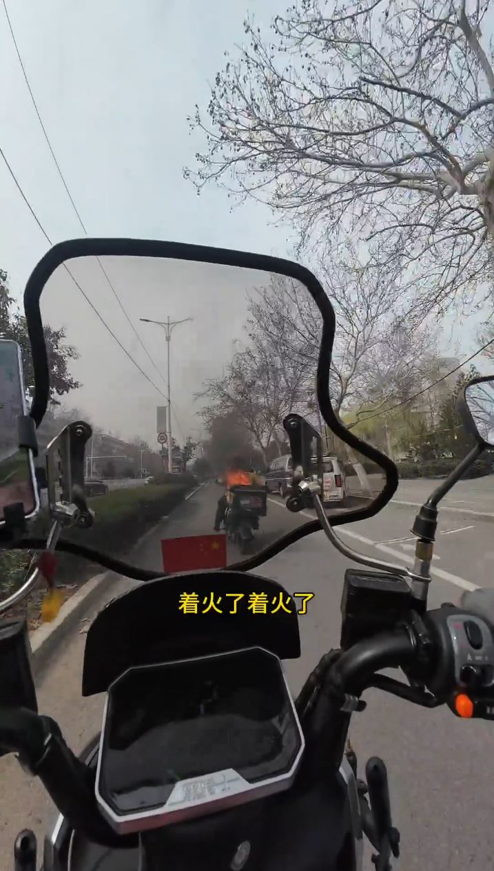 許先生從後大叫追趕著火騎手。抖音@多哆飼養員