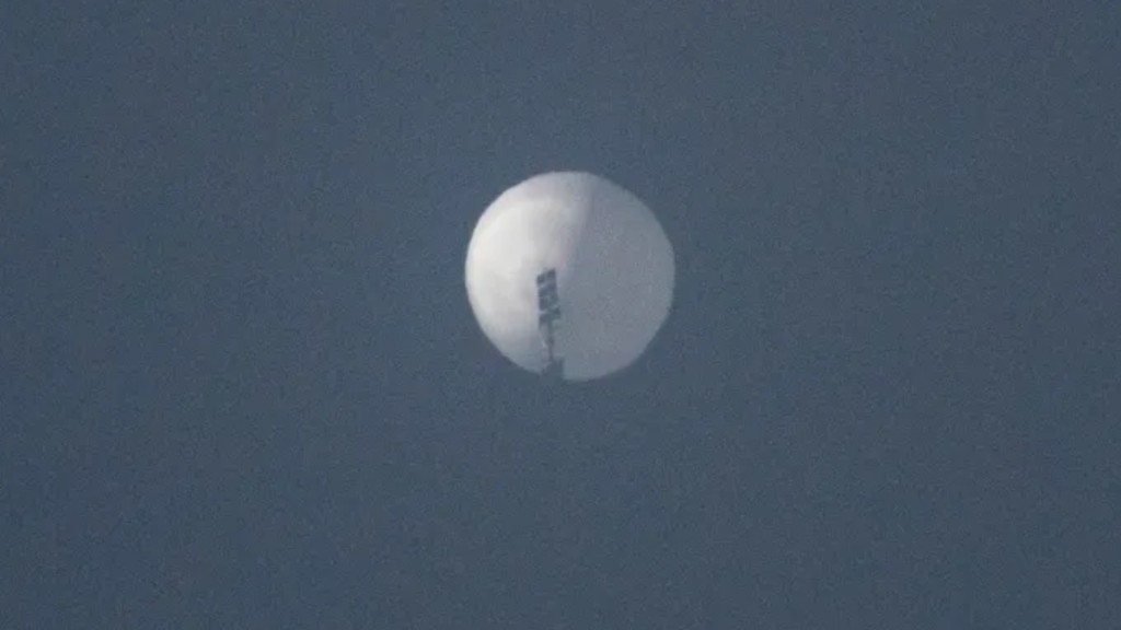台灣屢指氣球越過海峽中線「介選」。圖為今年2月加拿大拍攝到來源不明的高空氣球。路透社