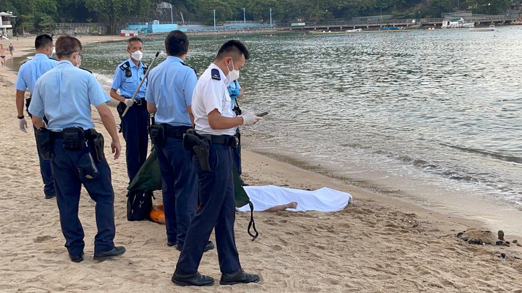 深水灣泳灘有女泳客溺斃。