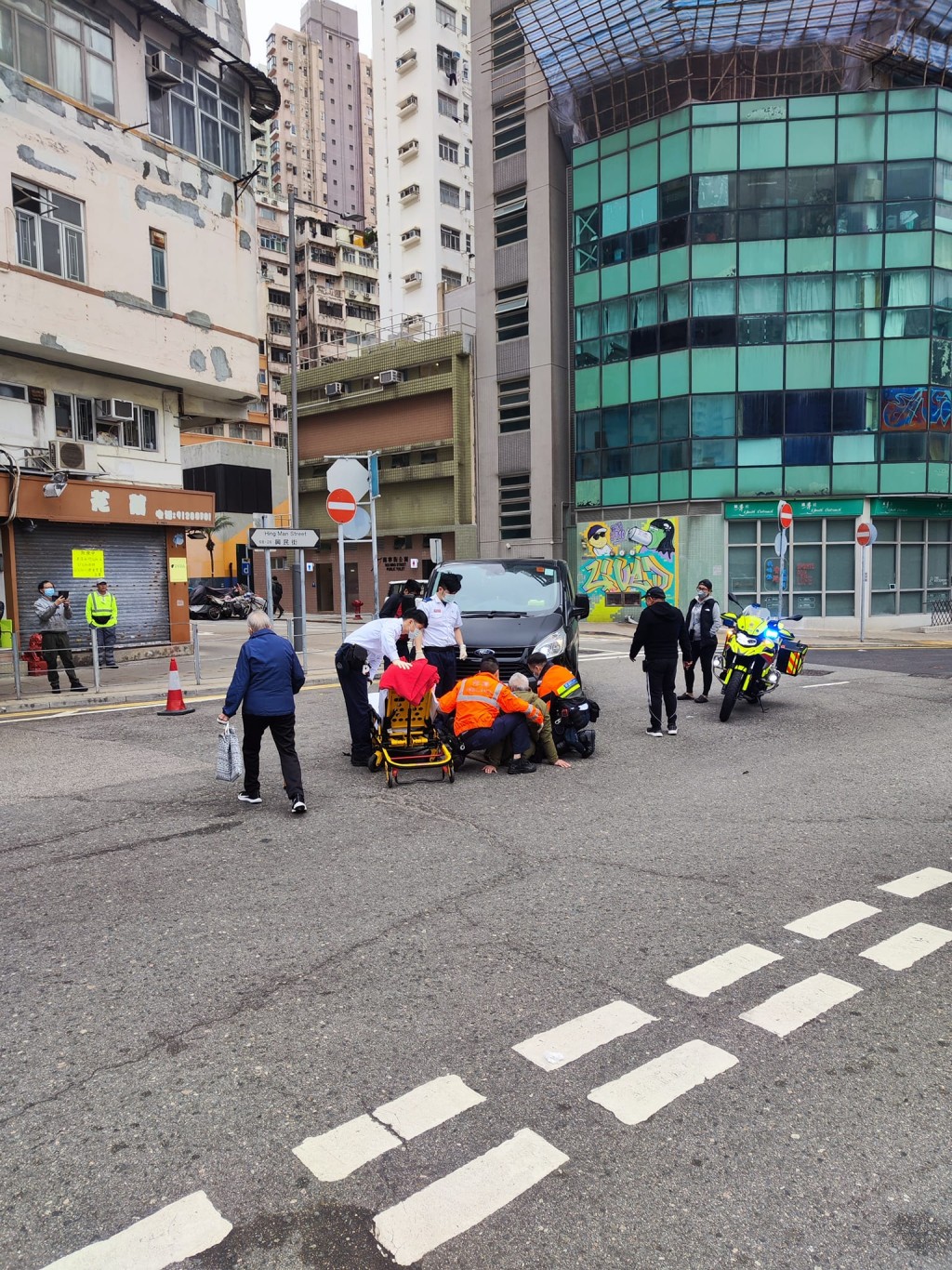 救護員將傷者送院。fb：筲箕灣西灣河關注組