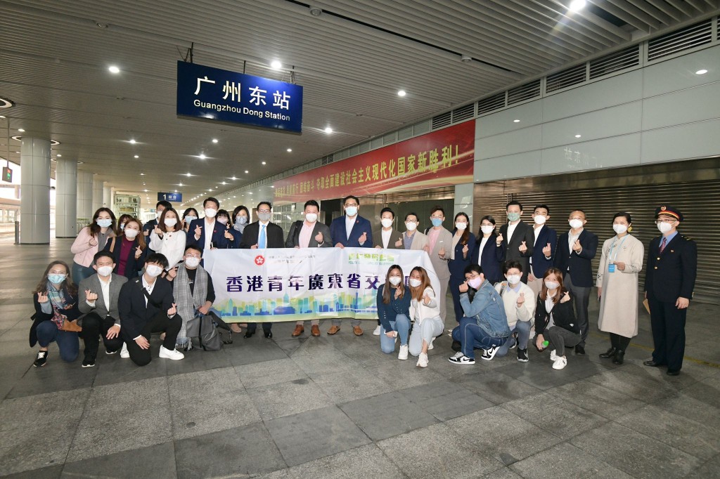 交流團一行人在西九龍高鐵站乘搭高鐵前往廣州東站。民青局FB圖片