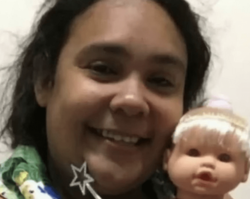婦人扮孩子，在收養家庭使用奶瓶和奶嘴，連睡覺時都要抱着安撫毛毯。