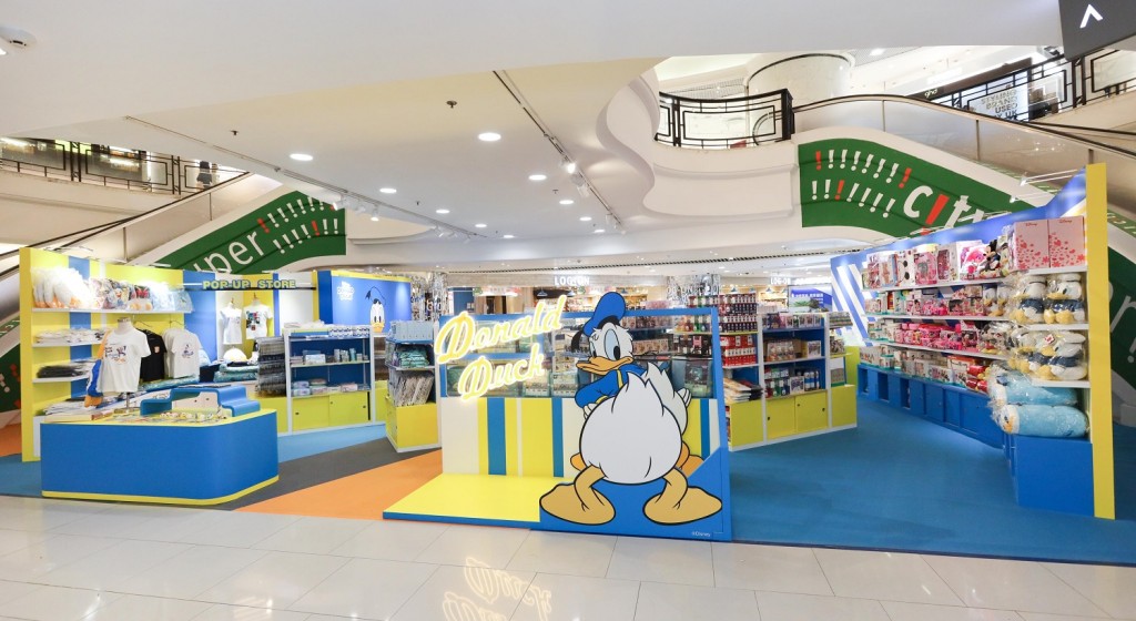 時代廣場唐老鴨期間限定店獨家首賣超過80款主題限定精品，更可於3大打卡位帶與唐老鴨來一個萌pat大比拼。