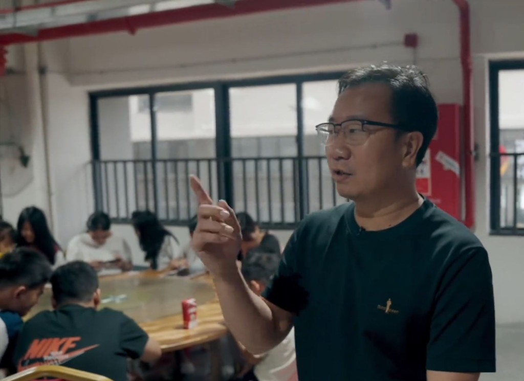 廣州增城廣嘉紡織廠，每到暑假便變身為員工的免費託兒所。極晝工作室