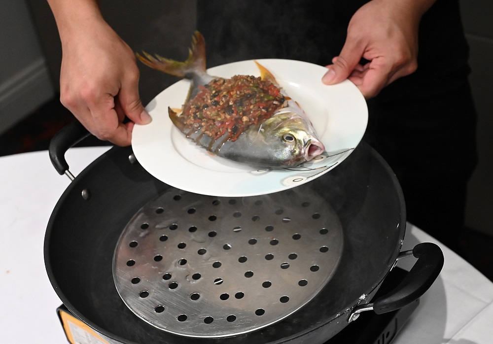 6.放鱼后上盖。Add the pomfret, cover with a lid.