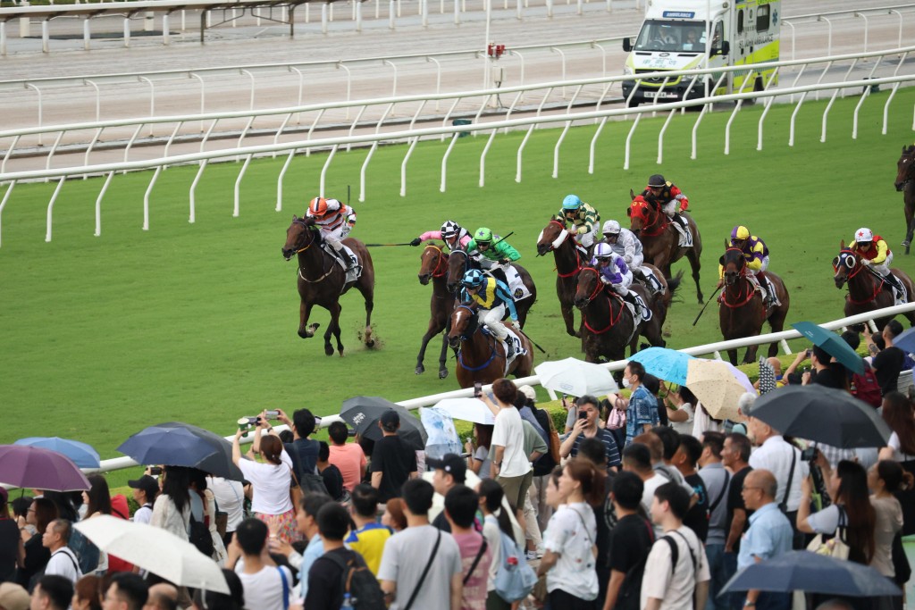 2024/25財政年度的賽馬投注總額上升1.8%至1,385億港元。