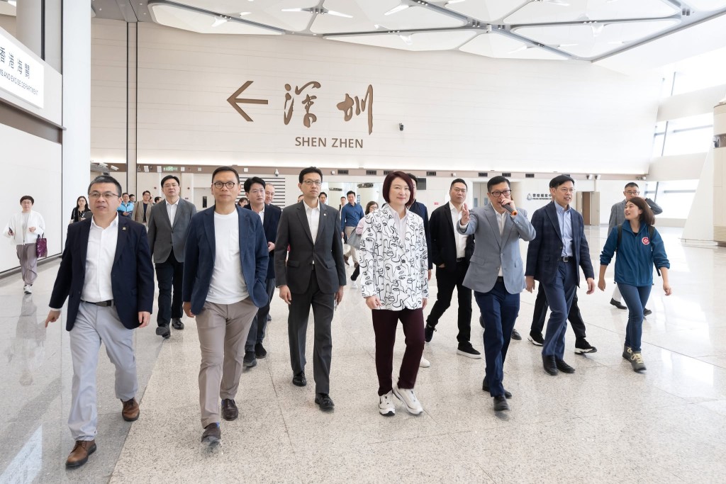 李慧琼實地了解口岸最新情況後表示非常振奮,並感謝中央對設立港方口岸區的大力支持,以及特區政府、保安局與工作人員的付出。 李慧琼實地了解口岸最新情況後表示非常振奮,並感謝中央對設立港方口岸區的大力支持,以及特區政府、保安局與工作人員的付出。