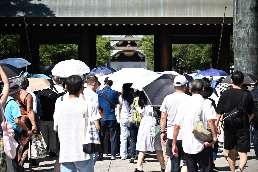 日本战败投降80周年,民众排队参拜靖国神社。法新社 日本战败投降80周年,民众排队参拜靖国神社。法新社